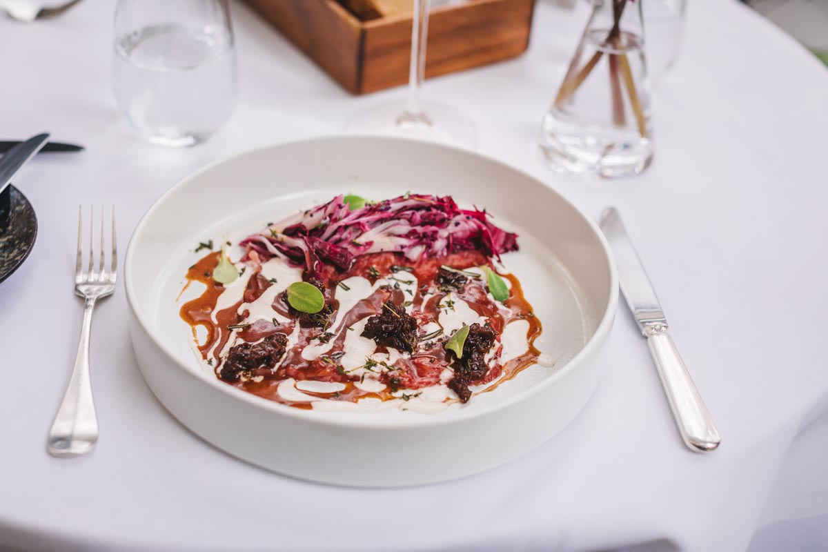 Goveđi carpaccio s preljevom, sušenim rajčicama i salatom od radiča u Le Bistro Esplanade