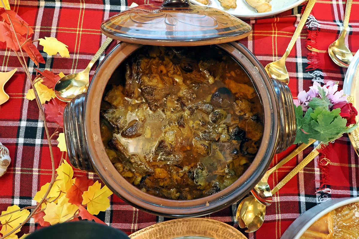 Tradicionalno bugarsko varivo ili meso u glinenoj posudi na kariranom stolnjaku