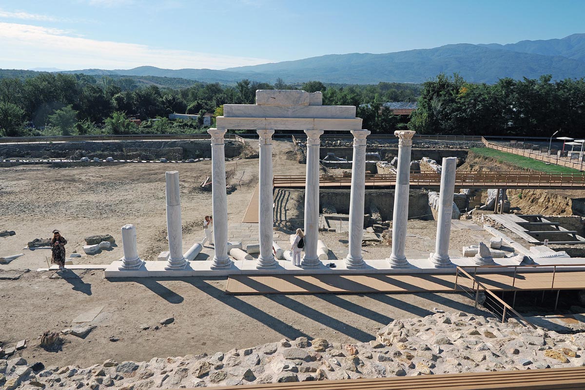 Pogled odozgo na mramornu kolonadu i turiste na arheološkom nalazištu Heraclea Sintica