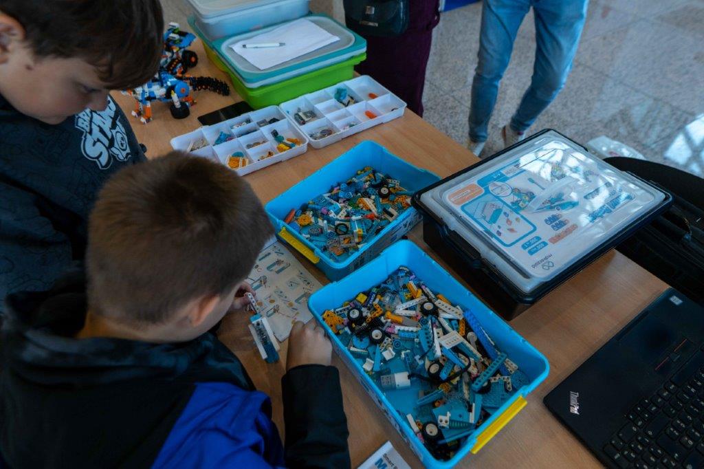 Djeca slažu robotske modele prateći upute na STEM radionici u sklopu izložbe inovacija ARCA