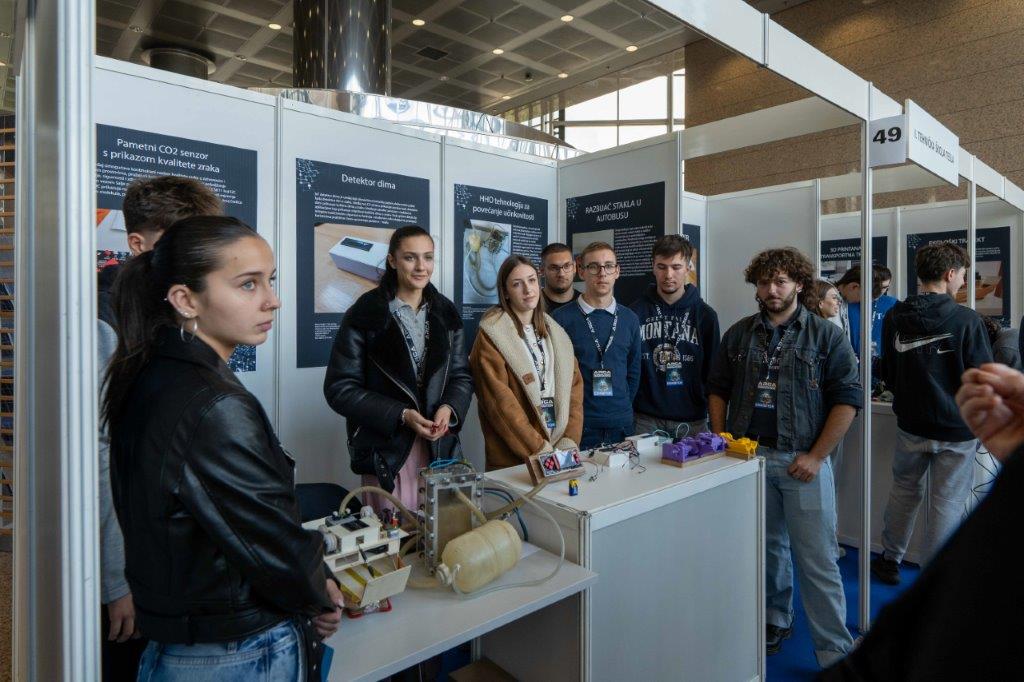 Mladi inovatori predstavljaju tehničke izume na izložbenom štandu sajma ARCA u dvorani Judita