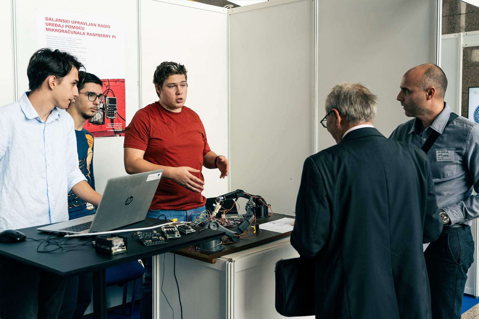 Mladi inovatori na štandu objašnjavaju rad projekta s Raspberry Pi računalom i robotskom rukom na sajmu ARCA