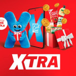 Plava Kaufland maskota drži poklon uz pametni telefon s logotipom XTRA kartice i prehrambene proizvode