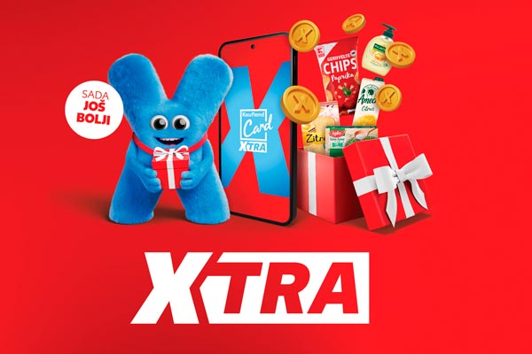 Plava Kaufland maskota drži poklon uz pametni telefon s logotipom XTRA kartice i prehrambene proizvode