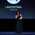 Osnivačica brenda Lantestina Ivana Ključarić u dugoj crnoj haljini prima nagradu na pozornici u Parizu