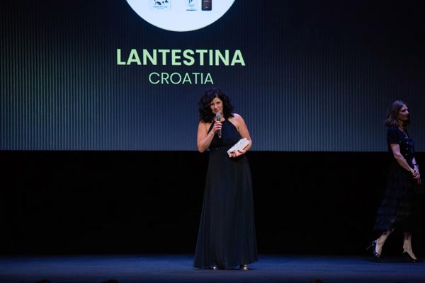Osnivačica brenda Lantestina Ivana Ključarić u dugoj crnoj haljini prima nagradu na pozornici u Parizu