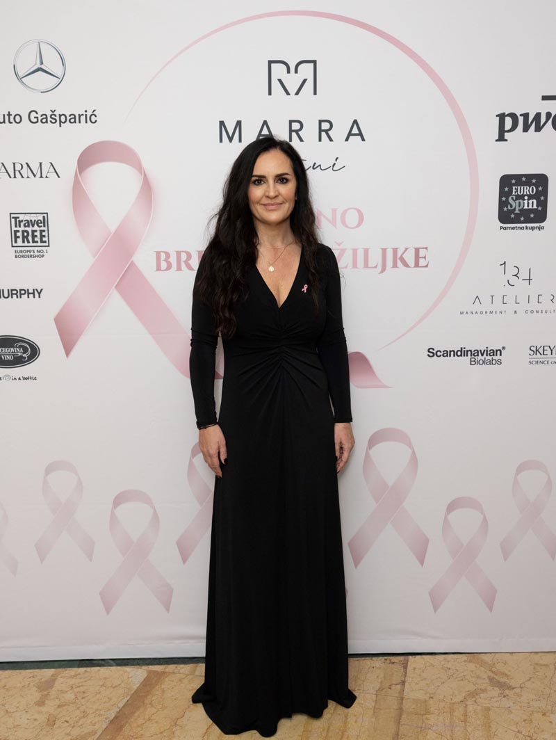 Osnivačica udruge Marija Butković u crnoj haljini ispred zida udruge Marra Altrui