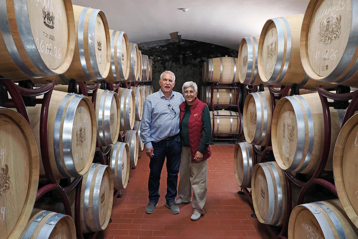 Osnivači vinarije Villa Melnik Nikola i Lyubka Zikatanov poziraju među drvenim bačvama u vinskom podrumu