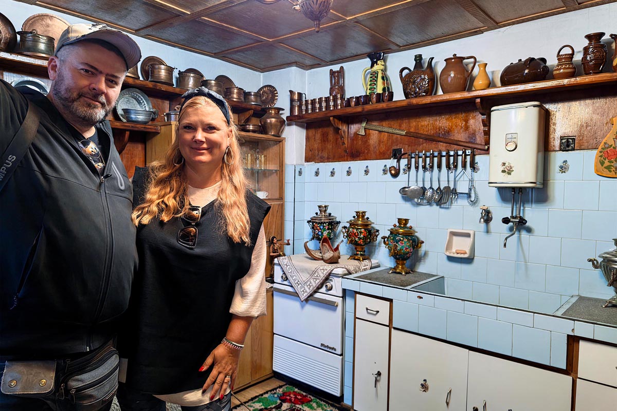 Muzej-Baba-Vange-11 Alma Premerl Zoko i Nikola Zoko u starinskoj kuhinji u kući-muzeju Babe Vange u Petriču s tradicionalnim posuđem i samovarima