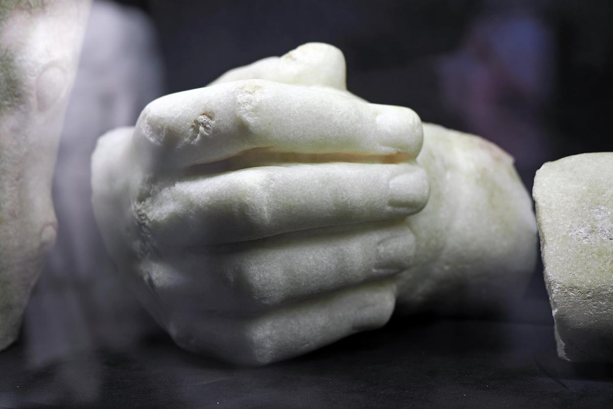 Krupni kadar antičke mramorne skulpture koja prikazuje stisnutu Herkulovu šaku u muzeju