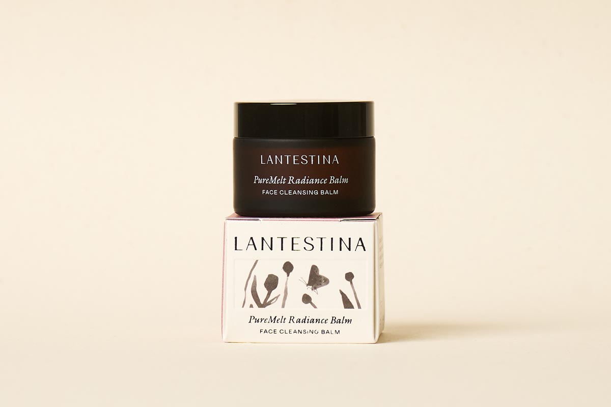 Lantestina PureMelt Radiance Balm balzam za čišćenje lica u tamnoj teglici na kartonskoj kutiji