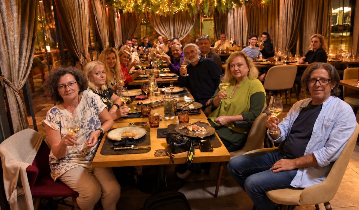 Gosti podižu čaše na večeri projekta Vino uz pizzu u ugodnom steampunk ambijentu pizzerije Mrs. Fogg