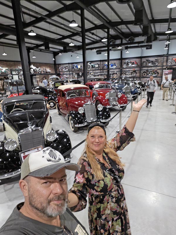 Alma Premerl Zoko i Nikola Zoko snimaju selfie u Retro Car Museumu Zlaten Rozhen s bogatom kolekcijom retro automobila