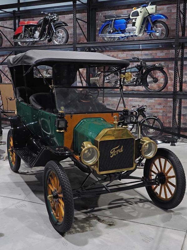 Zeleno-crni starinski automobil Ford Model T s drvenim žbicama na kotačima u muzeju oldtimera