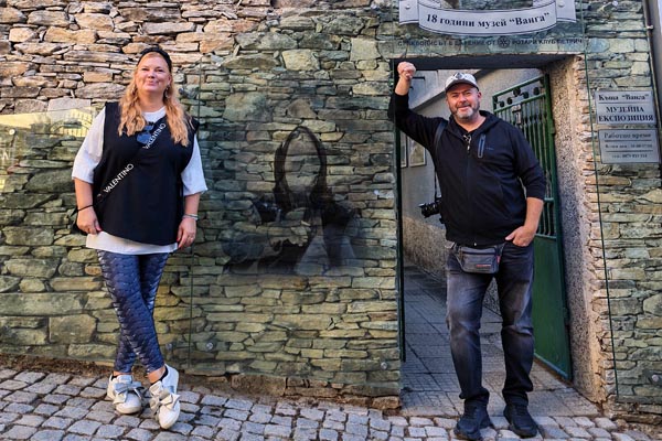 Alma Premerl Zoko i Nikola Zoko ispred ulaza u muzej Baba Vange s kamenim zidom