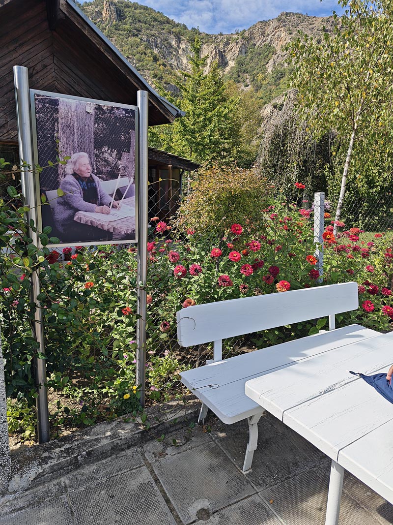 Fotografija Baba Vange izložena u cvjetnom dvorištu njezine spomen kuće u Rupitama