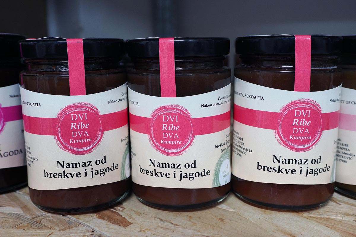 Tri staklenke domaćeg namaza od breskve i jagode proizvođača Dvi ribe dva kumpira