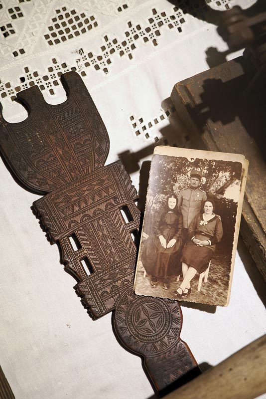 Krupni kadar povijesne obiteljske slike i tradicijske neretvanske preslice u Etno kući Ilić