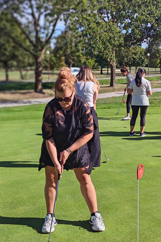 Alma Premerl Zoko u crnoj odjeći sa sunčanim naočalama igra golf na zelenom terenu