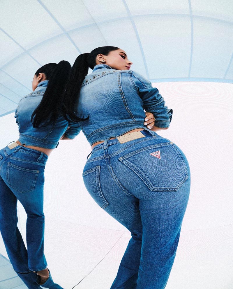 Pjevačica Becky G s leđa u Guess trapericama i uskoj traper jakni s podignutom kosom u repu