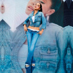 Pjevačica Becky G u traper jakni i trapericama niskog struka pozira ispred zida s vlastitim tiskom