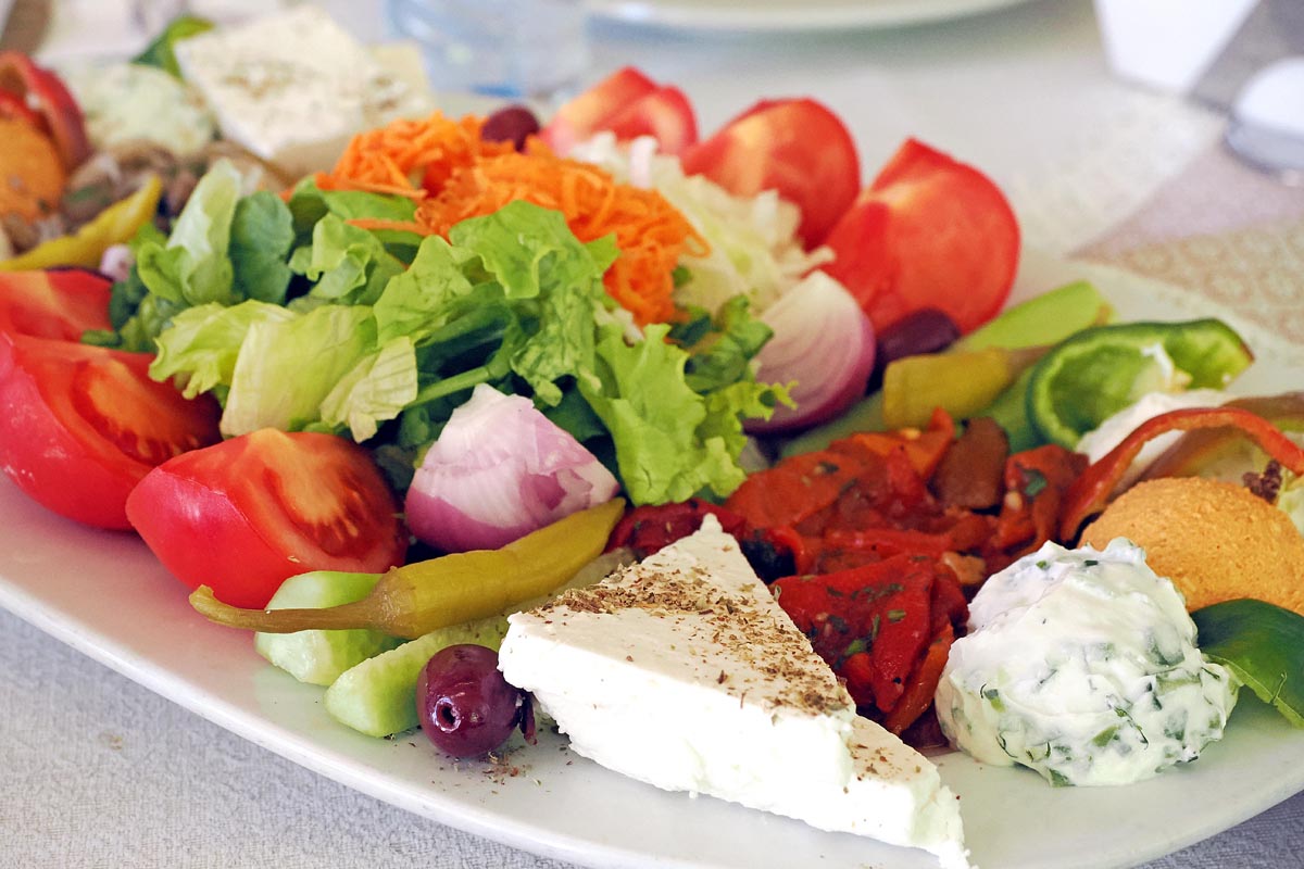 Tradicionalna bugarska meze plata s feta sirom, maslinama, tzatziki umakom i svježim povrćem