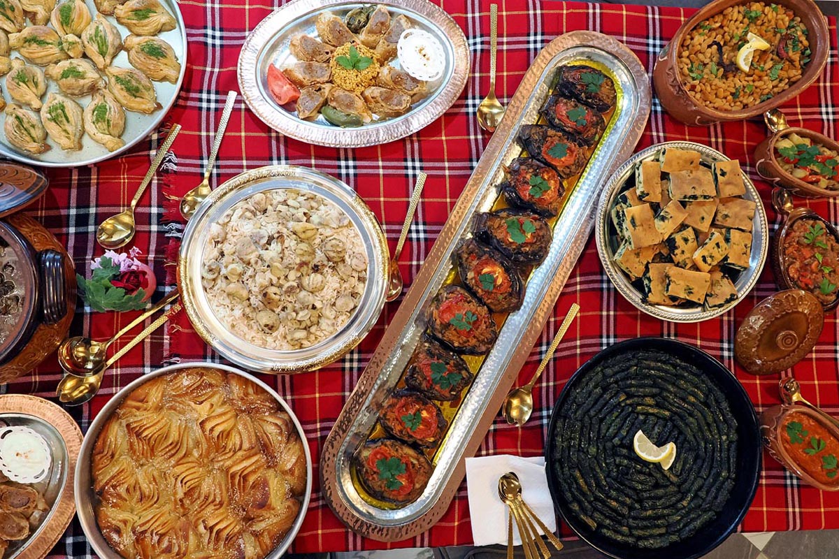 Bogata ponuda tradicionalnih bugarskih jela posluženih na crvenom kariranom stolnjaku