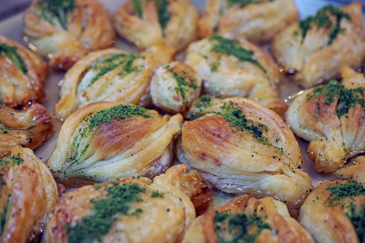 Tradicionalna bugarska baklava u obliku školjke s bogatim posipom od mljevenih pistacija