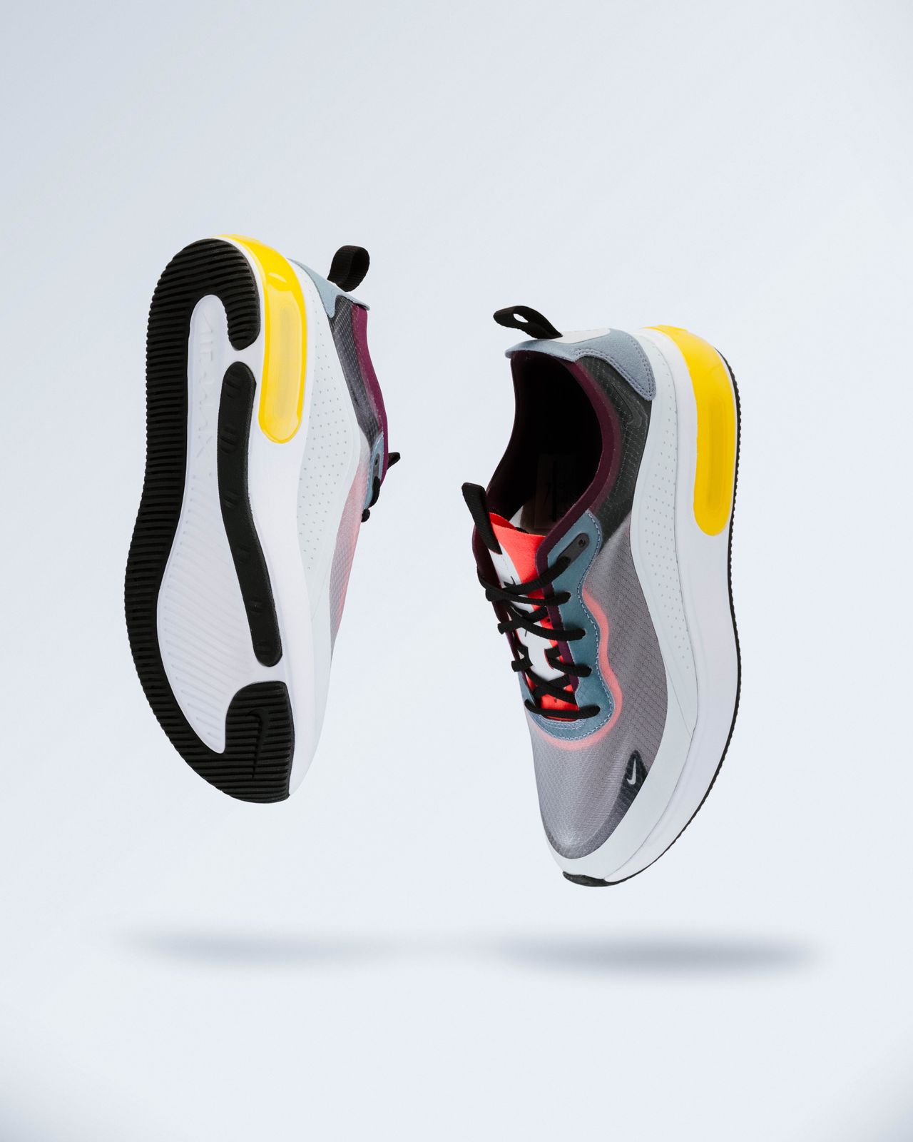 Par Nike Air Max Dia ženskih tenisica levitira u zraku na svijetloj studijskoj pozadini