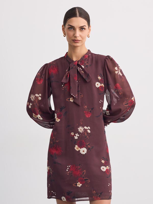 Mini lepršava haljina u boji trule višnje s cvjetnim motivima i elegantnim širokim rukavima