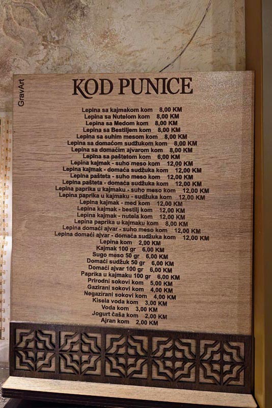 Drveni gravirani cjenik objekta Kod Punice s ponudom domaćih lepina, kajmaka i suhog mesa