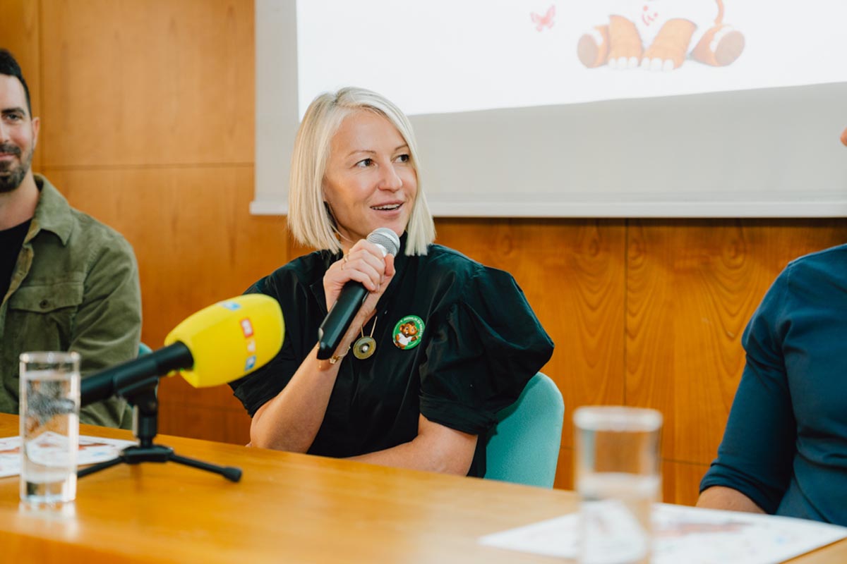 Iva Hojsak govori u mikrofon na predstavljanju slikovnice Mamut Jura i čudo u Klaićevoj