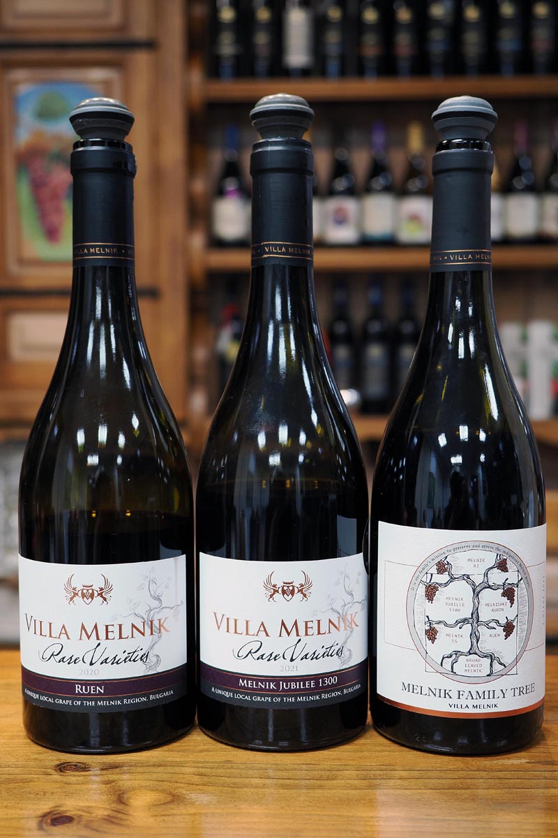 Tri boce crnog vina Villa Melnik s etiketama Rare Varieties Ruen, Melnik Jubilee 1300 i Melnik Family Tree