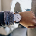 Elegantan Daniel Wellington ručni sat s bijelim brojčanikom na zapešću muške ruke