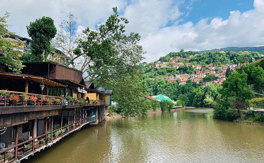 Pogled s Bentbaše na rijeku Miljacku, restoran Nova Bentbaša i kuće na brdu iznad Sarajeva