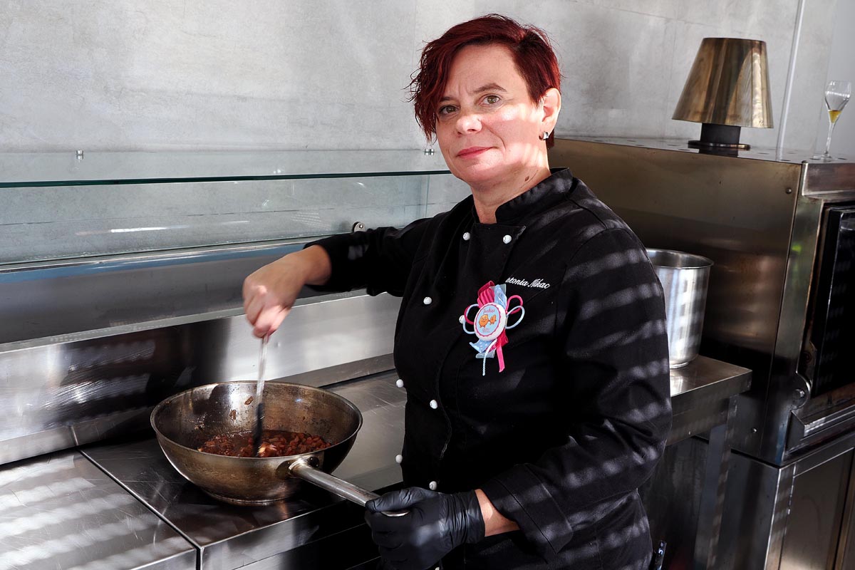 Kuharica Antonia Mikac priprema tradicionalni umak u kuhinji restorana u Puntu na Krku