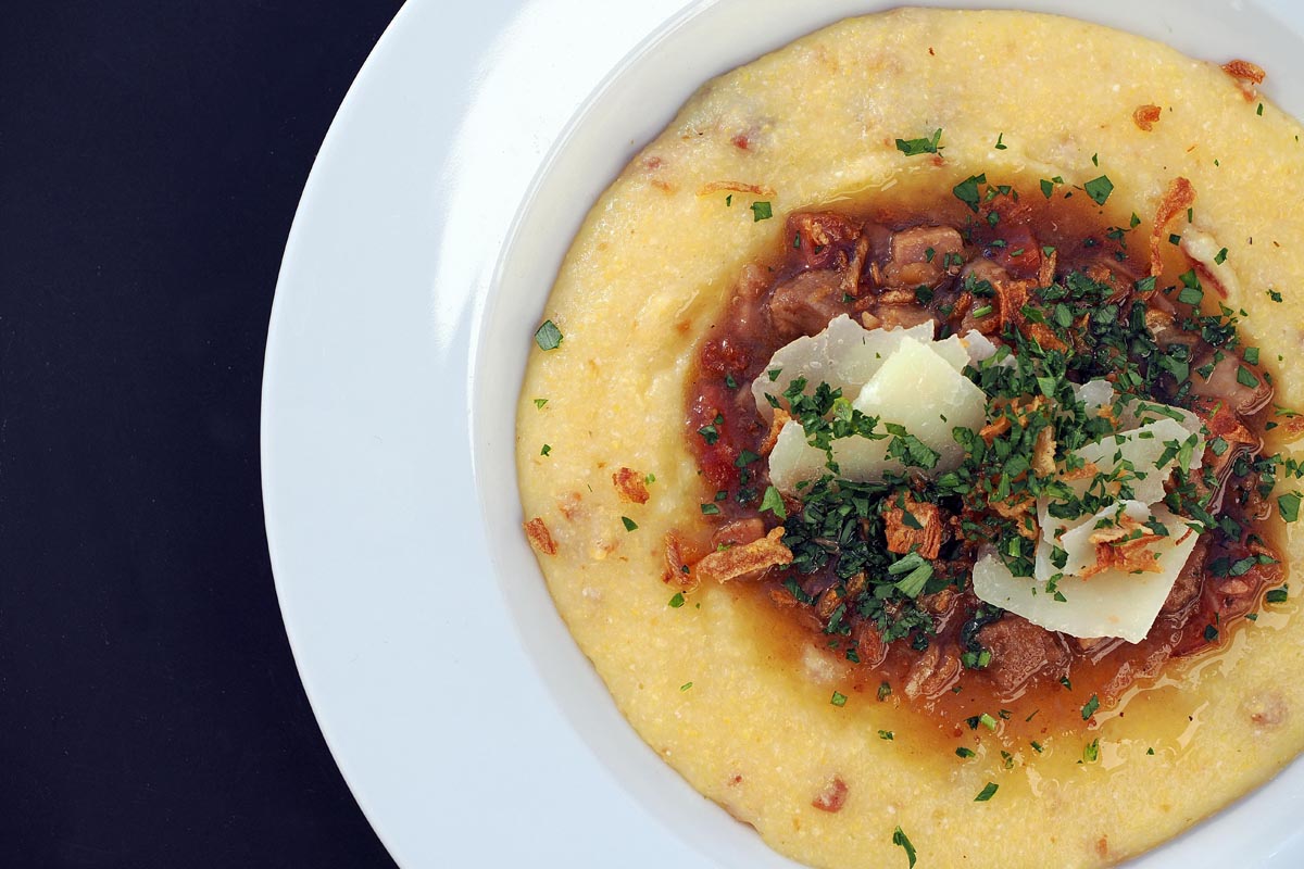 Domaća puntarska palenta s gustim gulašom kao dio autentične gastronomske ponude otoka Krka