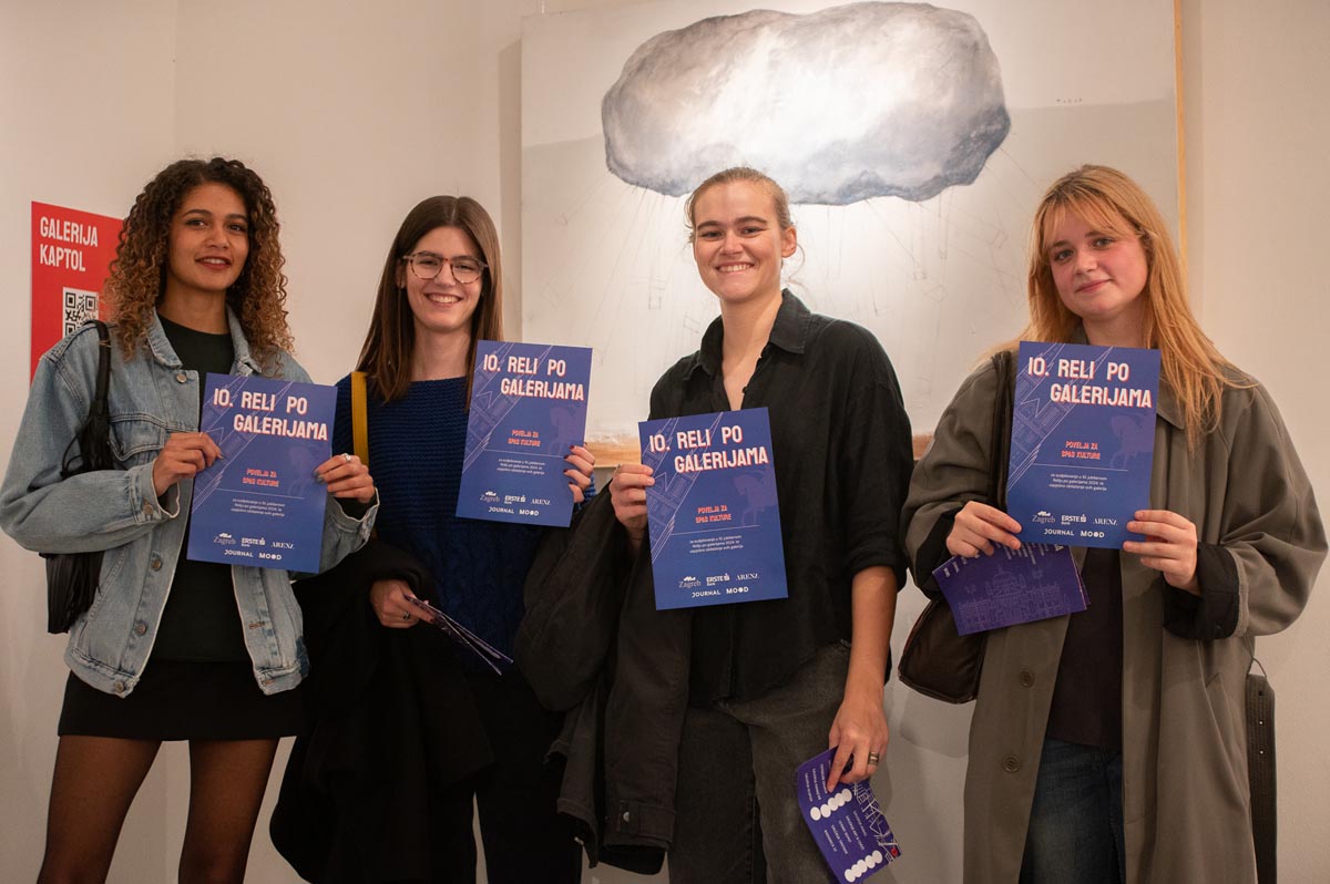 Četiri djevojke s poveljama za 10. Reli po galerijama poziraju ispred umjetničke slike u galeriji