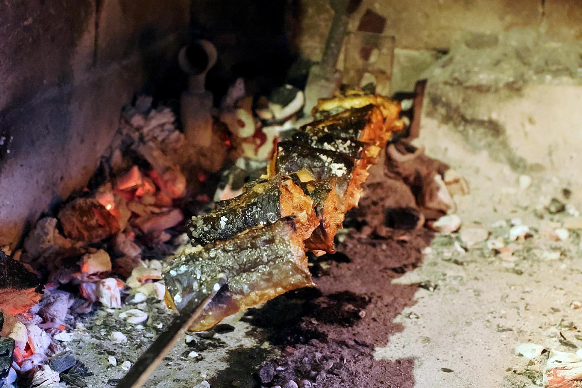 Tradicionalni neretvanski ražnjići od jegulje koji se peku na žaru unutar otvorenog komina u restoranu Đuđa i Mate