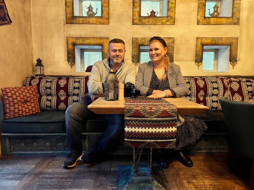 Nikola i Alma sjede za stolom u restoranu Maroko u Sarajevu s tradicionalnim marokanskim motivima