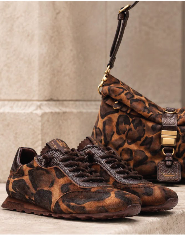 Moderne sportske tenisice i torba preko ramena s upečatljivim životinjskim leopard uzorkom
