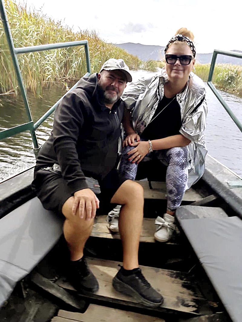 Alma Premerl Zoko i Nikola Zoko uživaju u vožnji tradicionalnim čamcem kroz kanale s trstikom u dolini Neretve