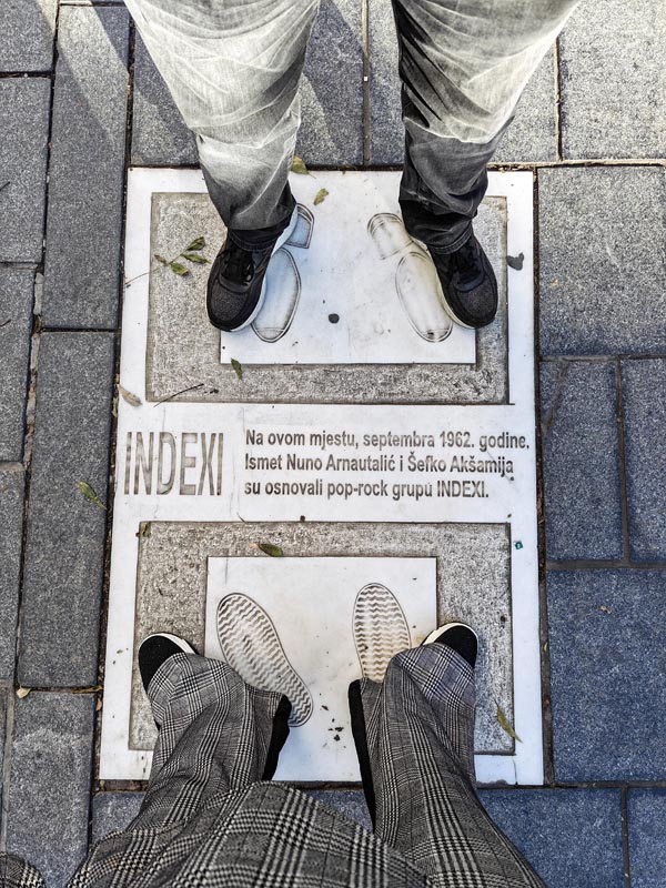 Bijela spomen-ploča s otiscima stopala na mjestu osnivanja pop-rock grupe Indexi u Sarajevu