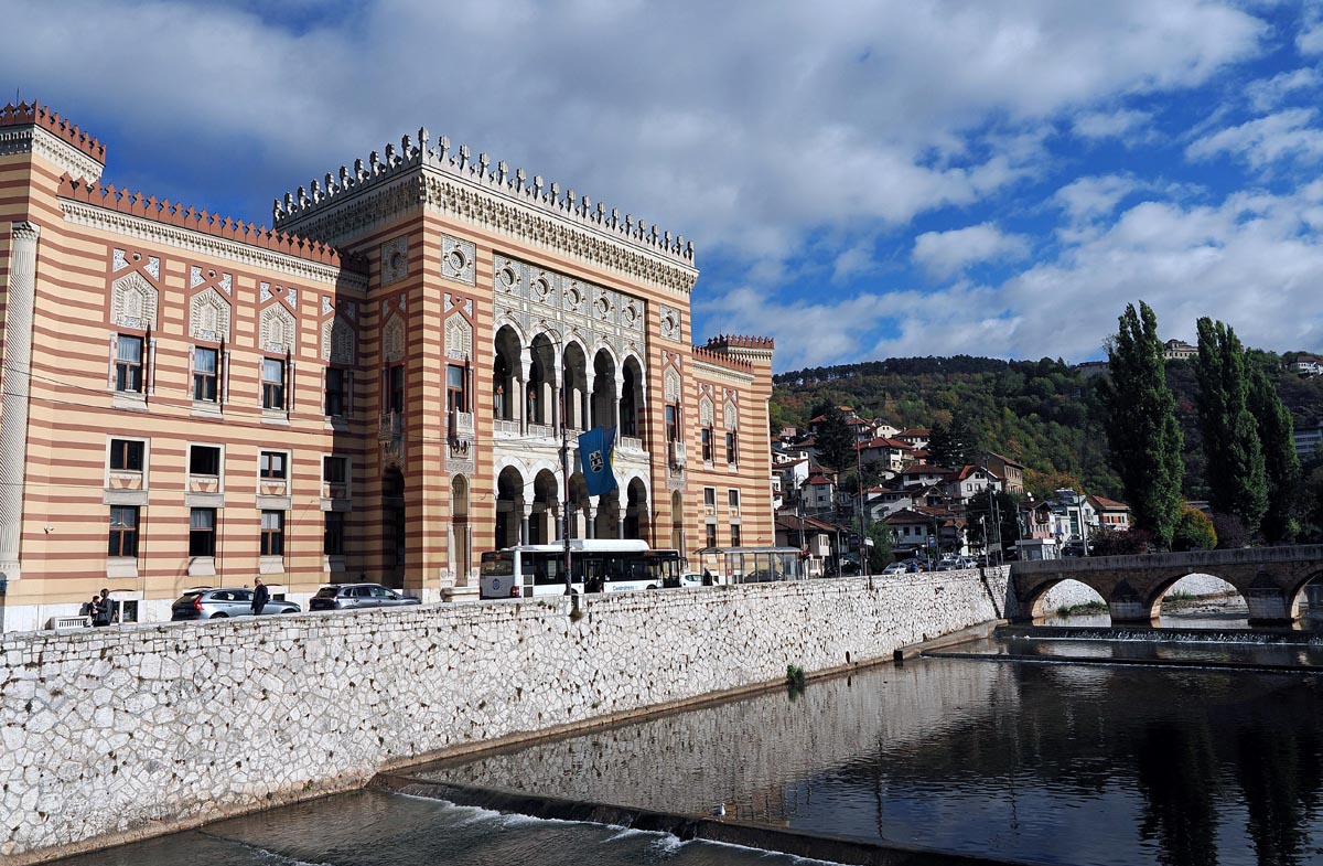 Zgrada Vijećnice u Sarajevu uz rijeku Miljacku i kameni most