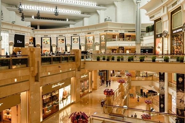 Trgovački centar na više etaža s trgovinama kao što su Dior i Louis Vuitton koje nude luksuzni brendovi