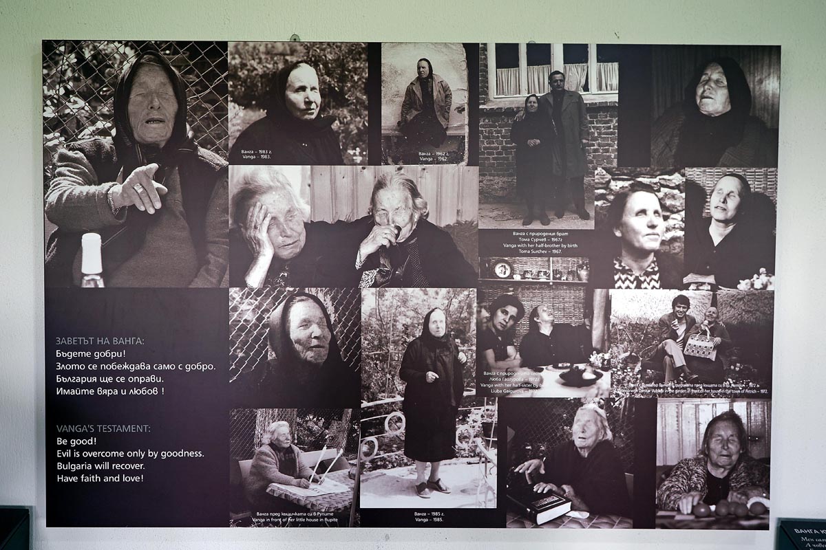 Zid s povijesnim fotografijama i tekstom pod nazivom Vanga's Testament u spomen kući