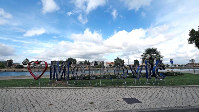 Turistička instalacija i natpis grada Metkovića na uređenom šetalištu pokraj rijeke Neretve