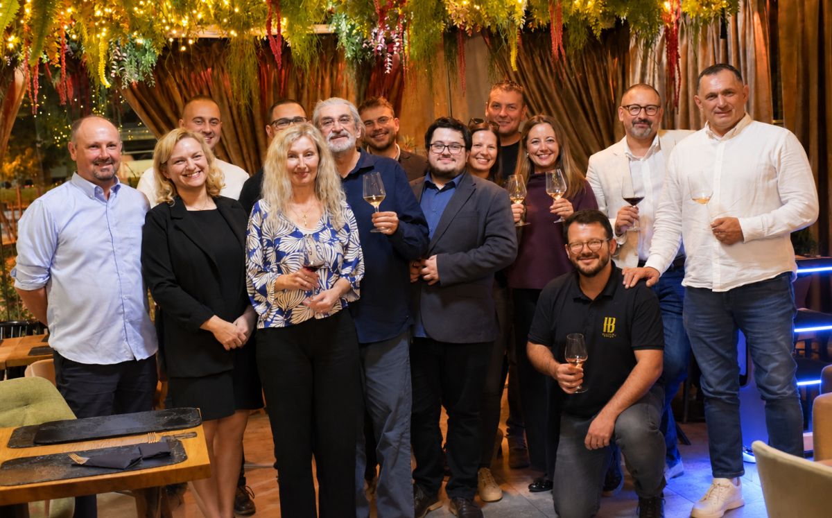 Zajednička fotografija vinara, organizatora i gostiju s čašama vina na gastro večeri u restoranu Mrs. Fogg