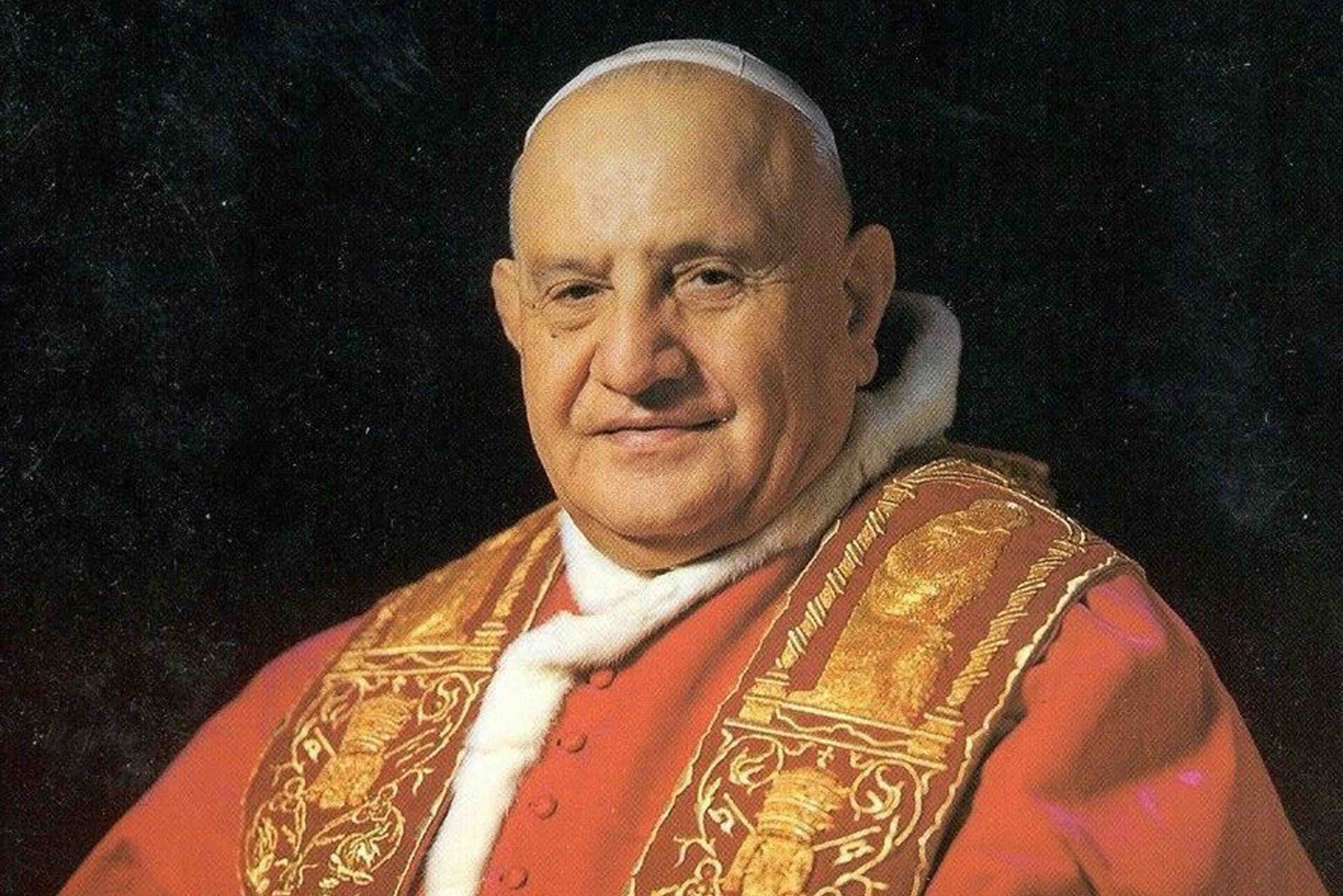 Službeni portret nasmijanog pape Ivana XXIII. u tradicionalnom crvenom plaštu sa zlatnim vezom i bijelom kapicom