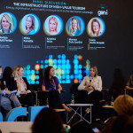 Pet sudionica panel rasprave na pozornici ispred velikog ekrana s prezentacijom